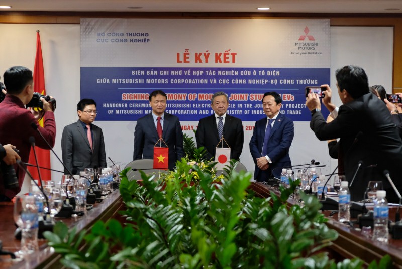 Bộ Công thương và Mitsubishi Motors bắt tay nghiên cứu ô tô điện