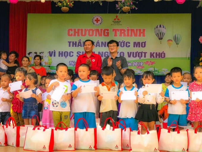 Mitsubishi Motors Việt Nam trao quà cho các em thiếu nhi, học sinh có hoàn cảnh khó khăn tại thị xã Dĩ An, tỉnh Bình Dương